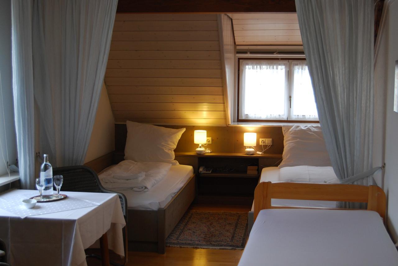 Gasthaus Zum Loewen - Restaurant Akropolis 하우사크 객실 사진
